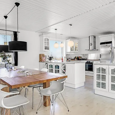 5 Bedroom Lovely In Holiday home