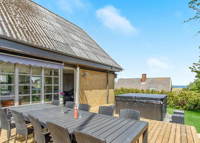 5 Bedroom Lovely In Feriehus Allinge-Sandvig